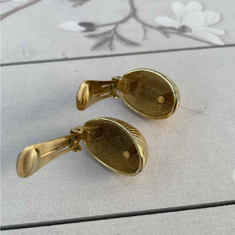 Christian Dior color Gold Textured Earrings - Picture 3 of 5